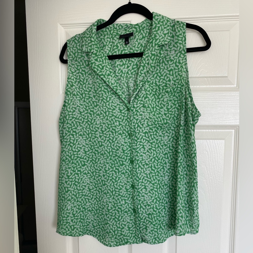 Who What Wear Womens green and white leaf patterned sleeveless blouse